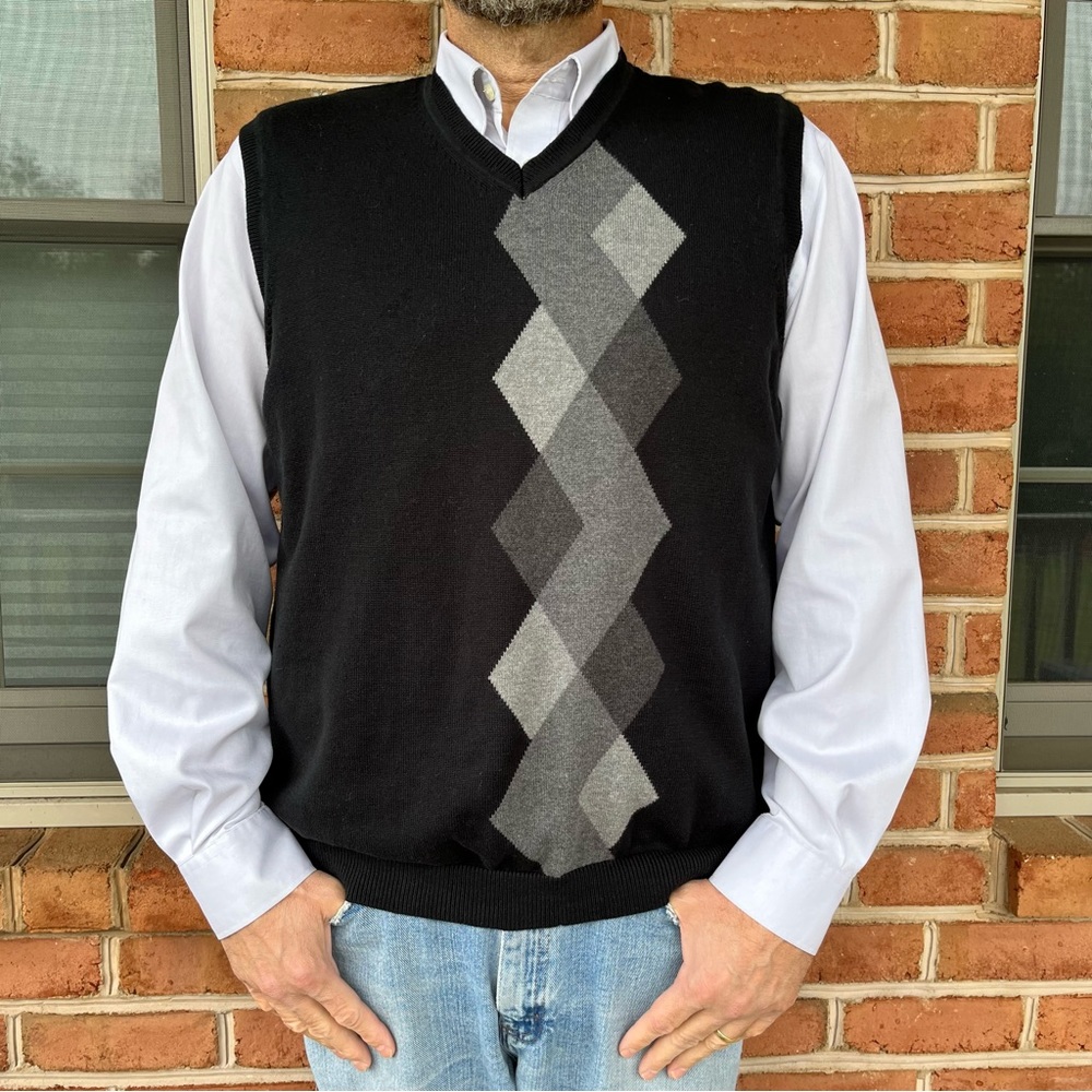 Argyle print sweater vest in excellent condition. Mens XL